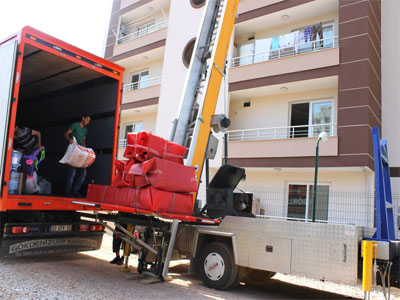 Pendik Evden Eve Nakliyat Pendik de Taşınacak eşyalarınızı sağlam bir şekilde paketleyip hasarlardan koruruz. Gerektiğinde asansör kullanarak güvenli bir şekilde yükleriz. Demontaj ve montaj işlemlerini gerçekleştiririz ve sizlere sorunsuz bir taşımacılık hizmeti sunarız.